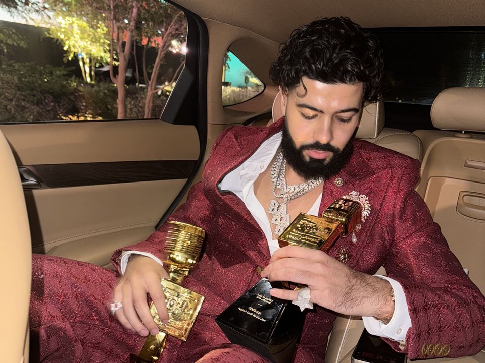 A cozy tiny home with a porch and ‍lush greenery surrounding it.