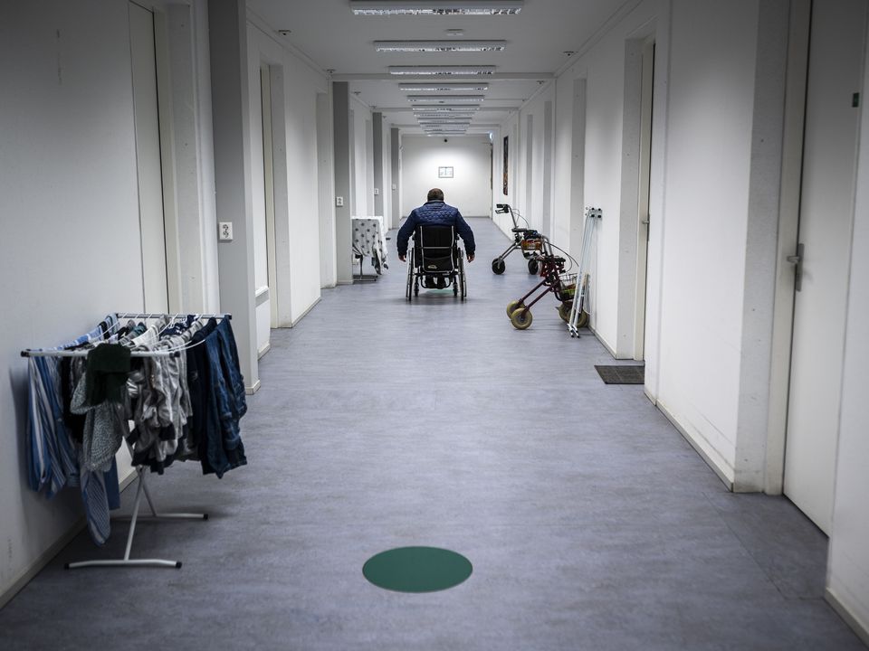 Passengers⁤ wait in a ‍crowded airport terminal​ amidst flight cancellations.