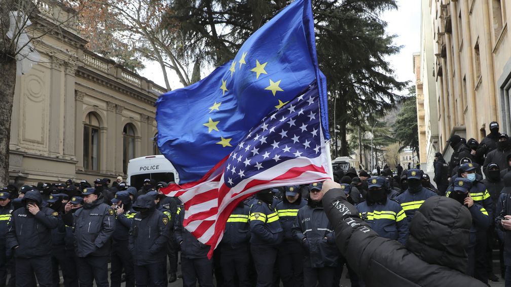 29/12 in Nieuwsuur: Georgië bëedigt pro-Russische president • Koffiebonen ongekend duur • In gesprek tegen polarisatie