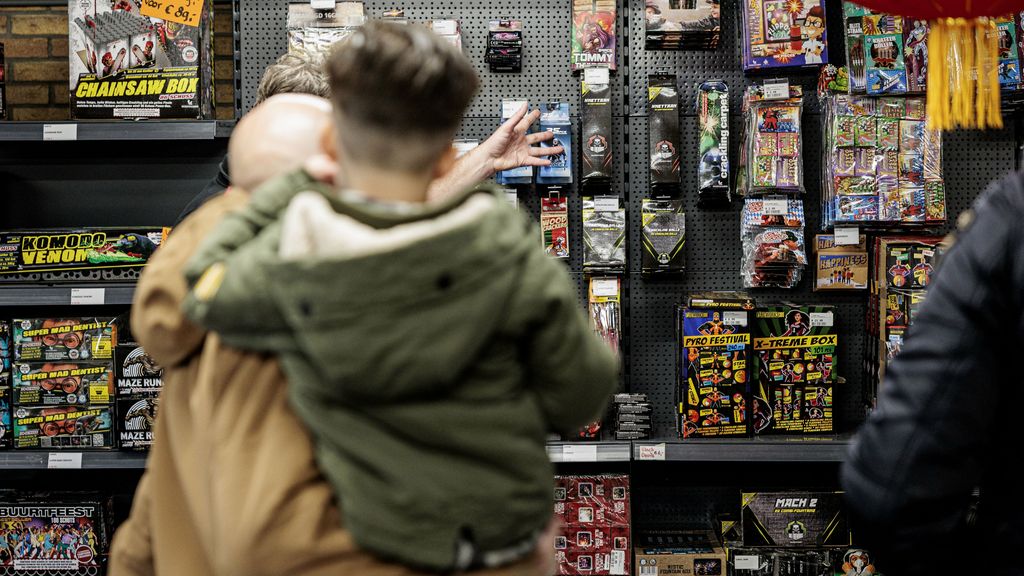 Klanten in een winkel waar vuurwerk wordt verkocht
