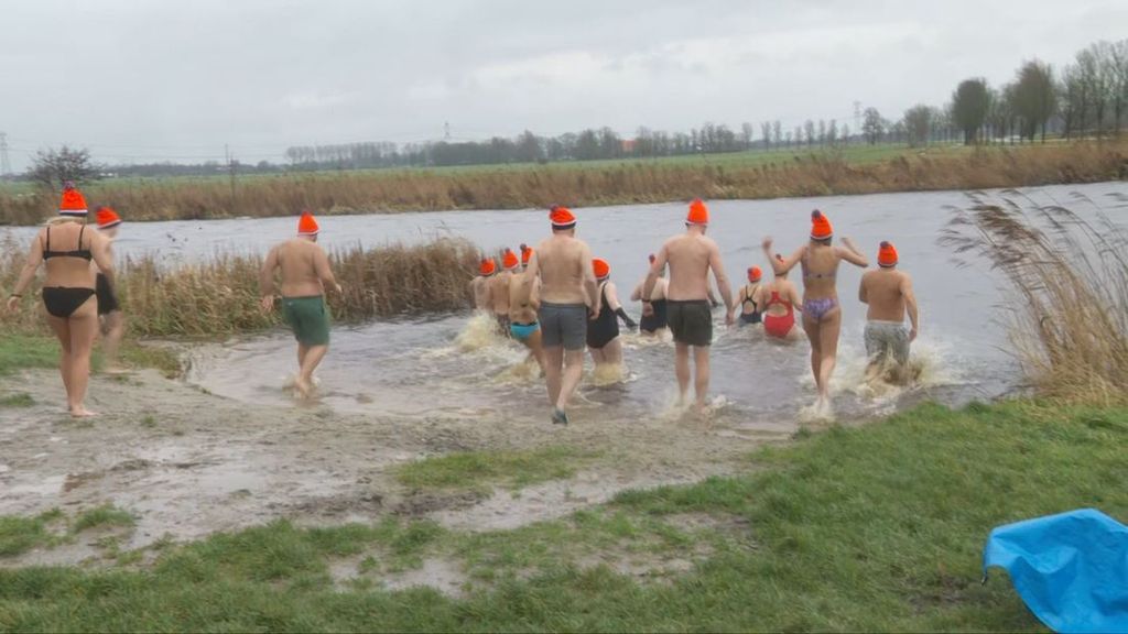 Liefhebbers trotseren wind, regen en kou voor nieuwjaarsduik: 'Valt mee'