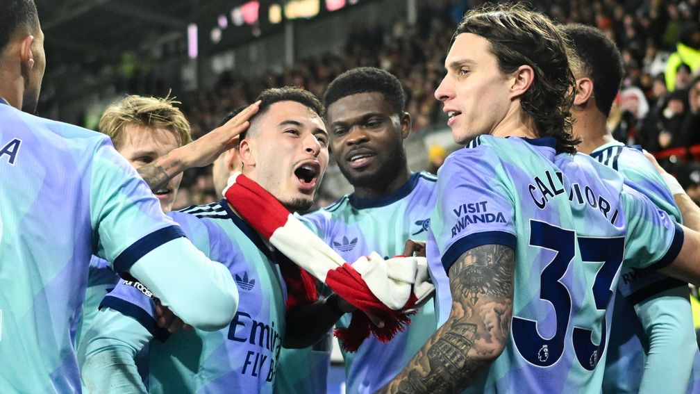 Arsenal komt vroege tegentreffer Brentford te boven en blijft in spoor Liverpool