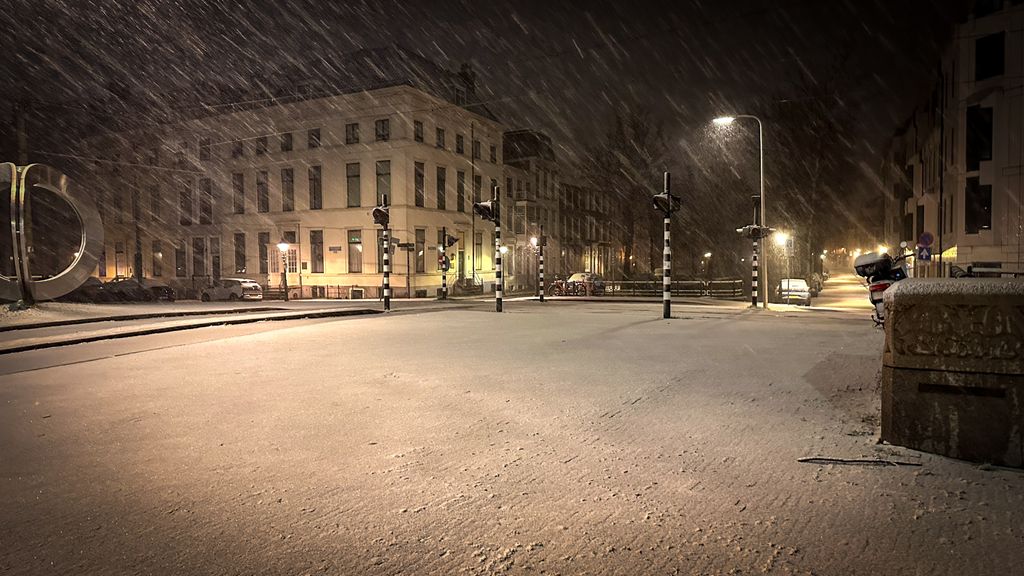 Het sneeuwt in Nederland, KNMI waarschuwt voor gladheid