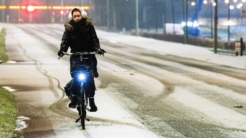 Het sneeuwt in Nederland, KNMI waarschuwt voor gladheid