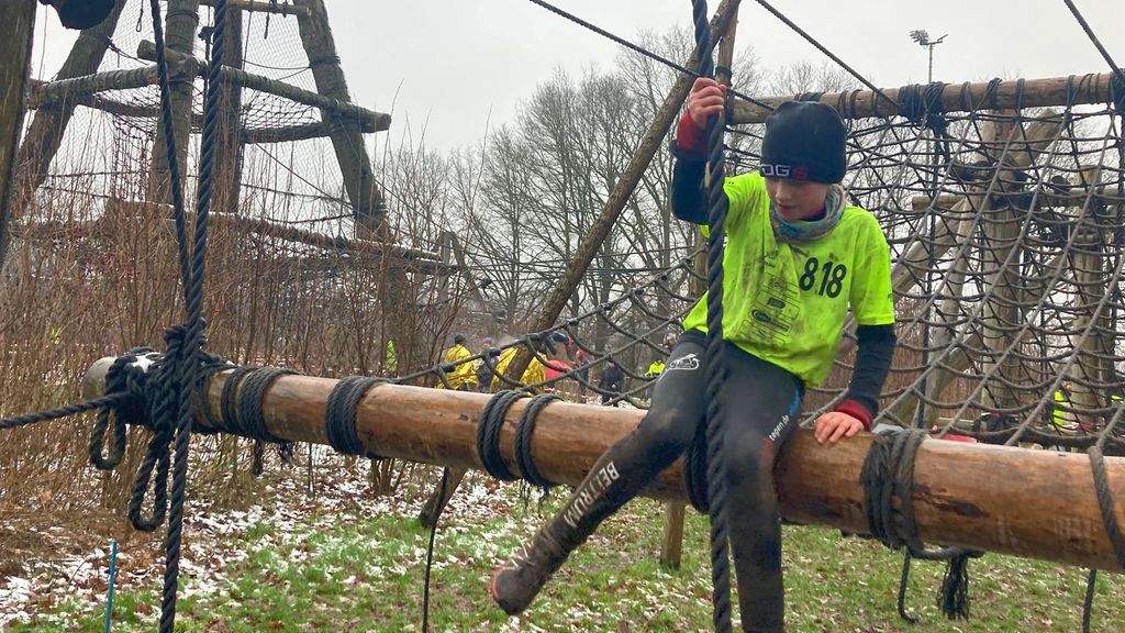 Modder, sneeuwprut en afzien: kinderen in Beltrum doen survivalrun