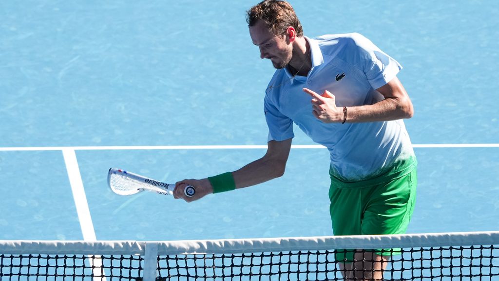 Woedende Medvedev ontsnapt aan blamage tegen debuterende Thai - News Directory 3