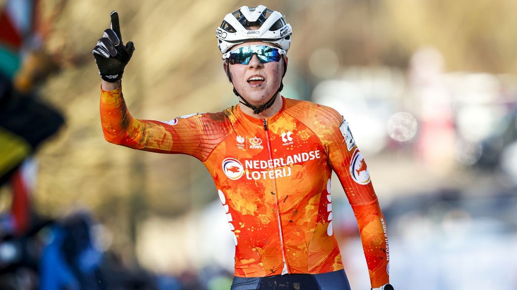 Van Empel verovert derde wereldtitel veldrijden op rij na felle strijd met Brand
