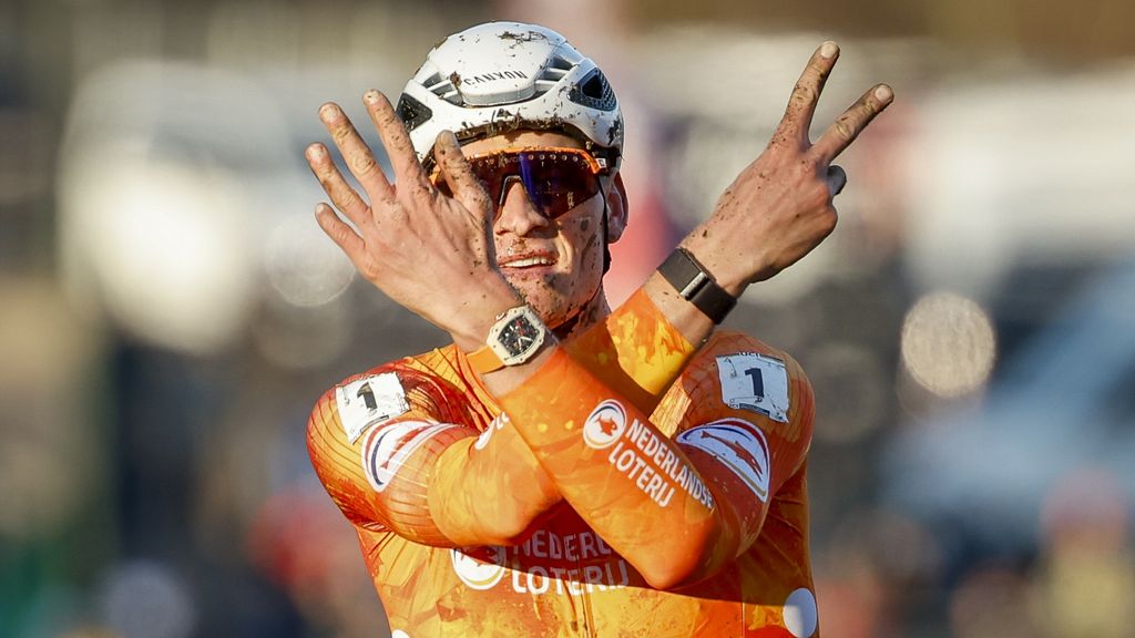 Van der Poel evenaart De Vlaeminck met zevende wereldtitel veldrijden