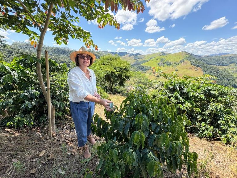 Eleonora ⁢Erthal at her coffee plantation