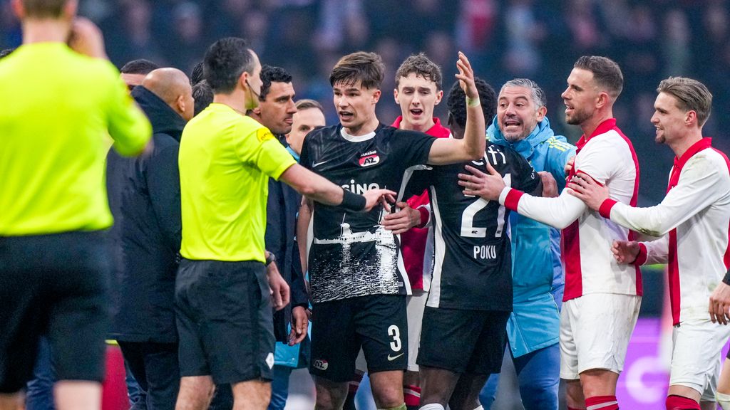 Woede bij AZ over rood Penetra tegen Ajax, scheidsrechter Higler erkent fout