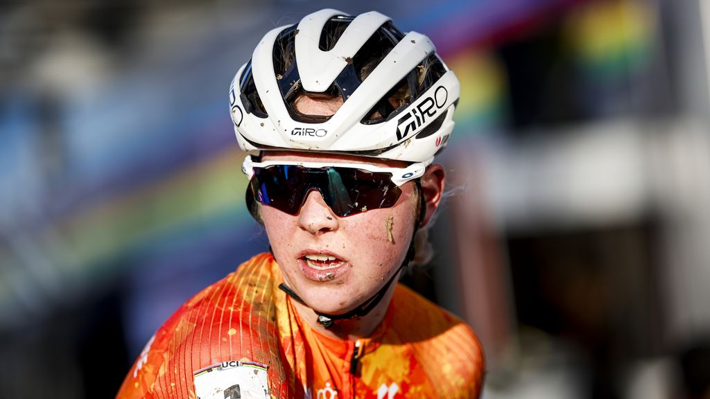 Van Empel doet stap terug om mentaal welzijn, kort na derde wereldtitel veldrijden