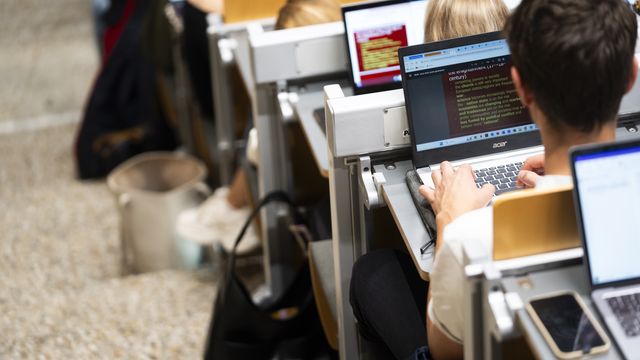 Students in ⁣a lecture hall