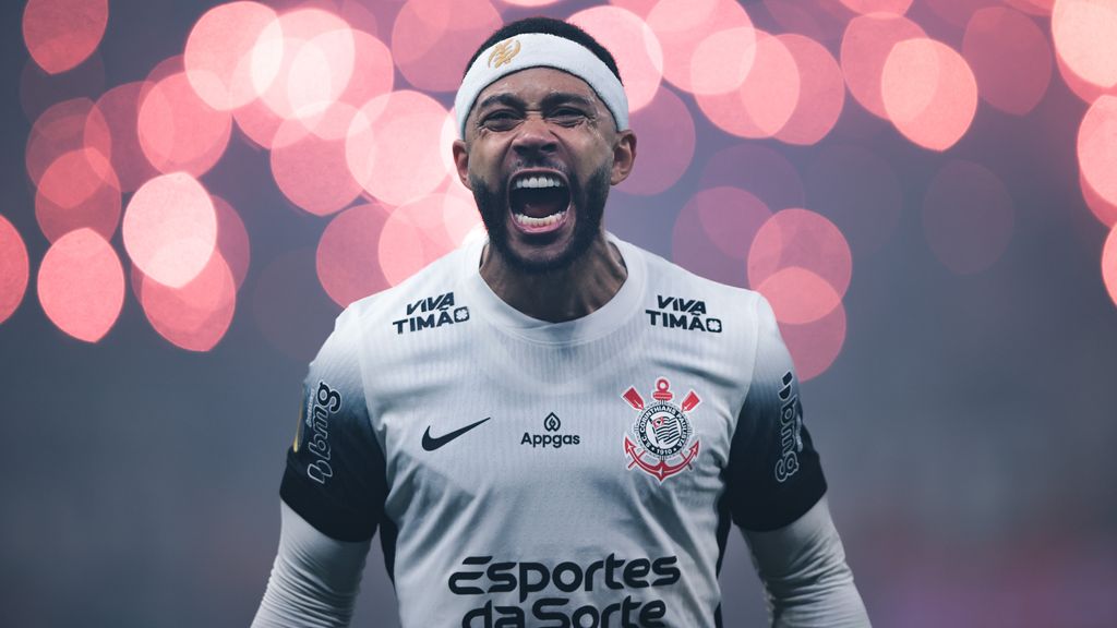 Memphis Depay in action against Palmeiras