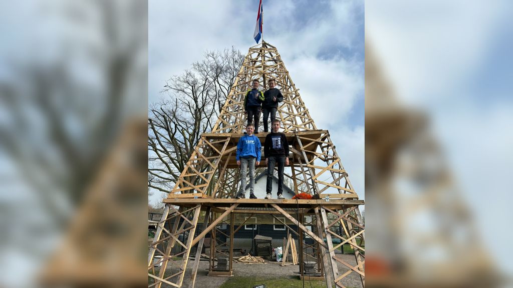 Jongens bouwen Eiffeltoren in achtertuin