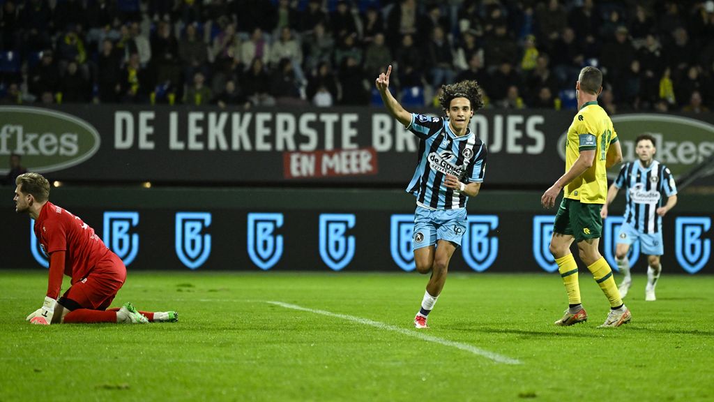 Gjivai Zechiel celebrating his first Eredivisie goal