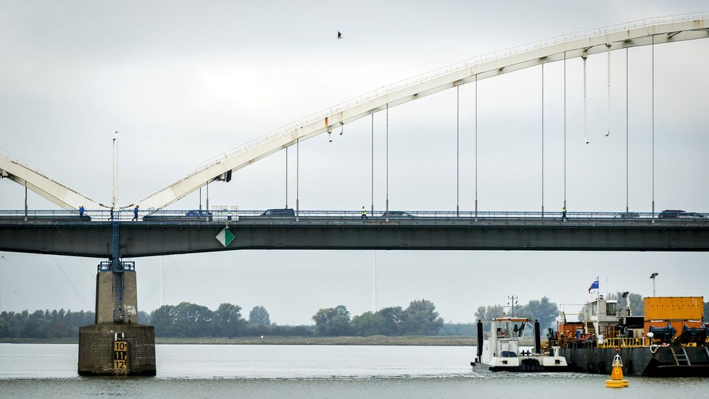 Merwedebrug in Gorinchem closed due to cracks in 2016