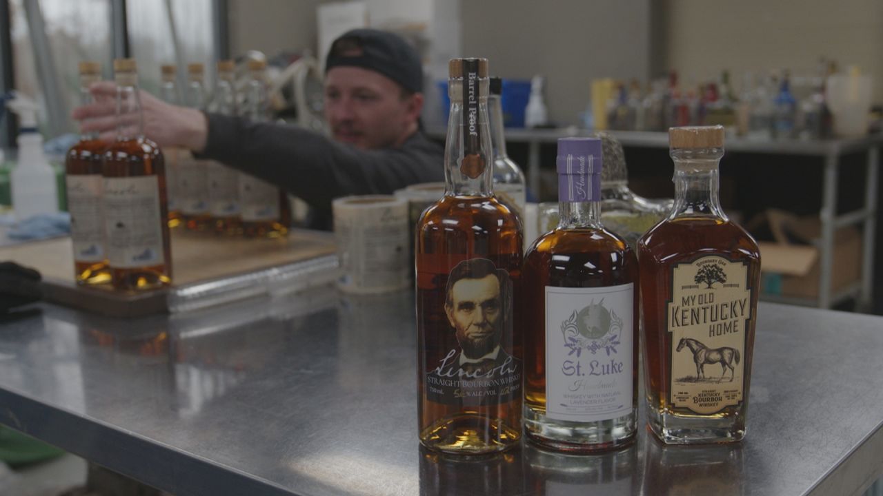 Employee in ⁢Distillery‍ Boundary Oak