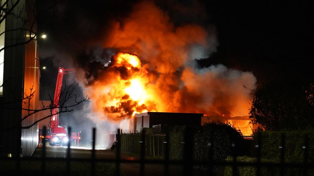 Gewonde bij grote brand in autobedrijf in Raamsdonksveer