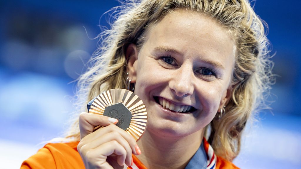 Tes Schouten with her Olympic bronze medal