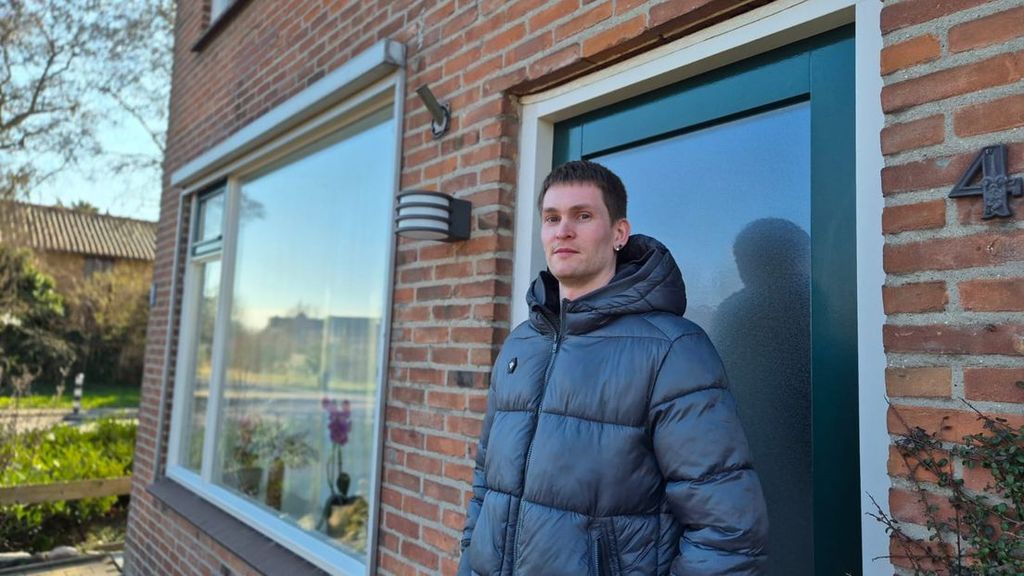 Dennis Botbijl in front of his grandmother's⁢ old house