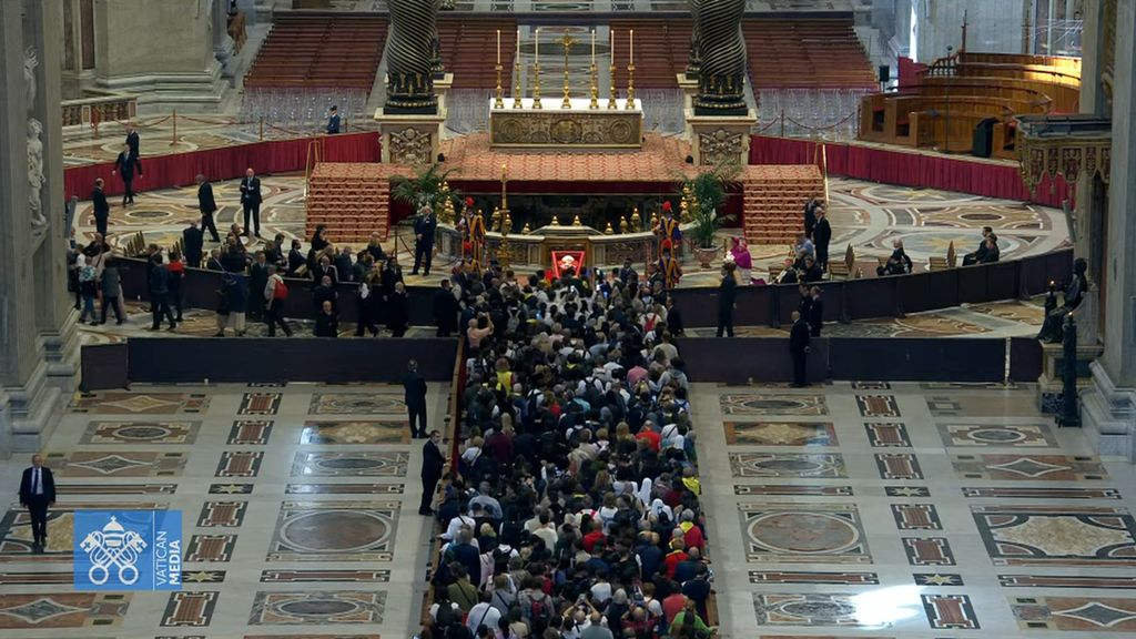 Publiek neemt afscheid van paus Franciscus, lichaam naar Sint-Pieter ...