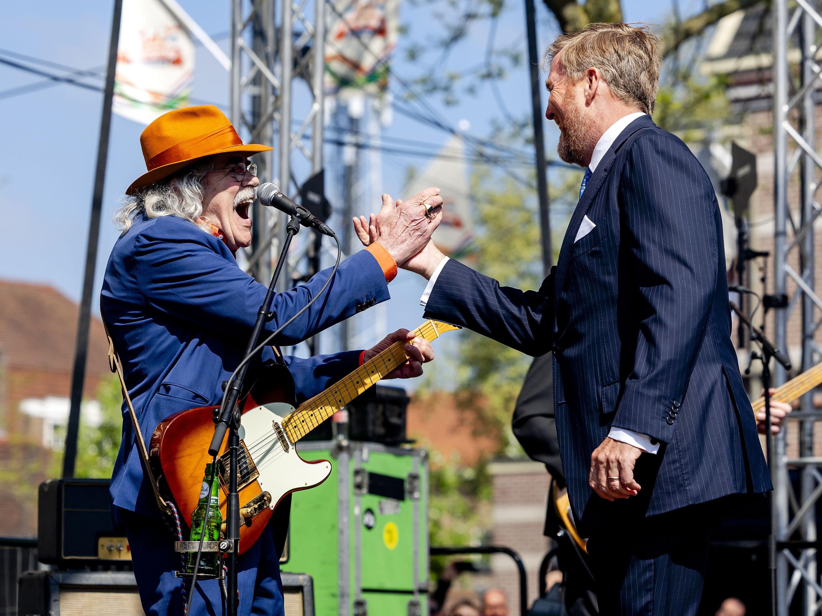 Dit was Koningsdag 2025: koning zingt Oerend Hard mee in Doetinchem