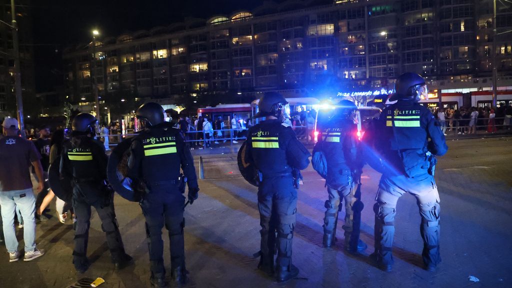 Rellen in Scheveningen, jongeren bekogelen politie