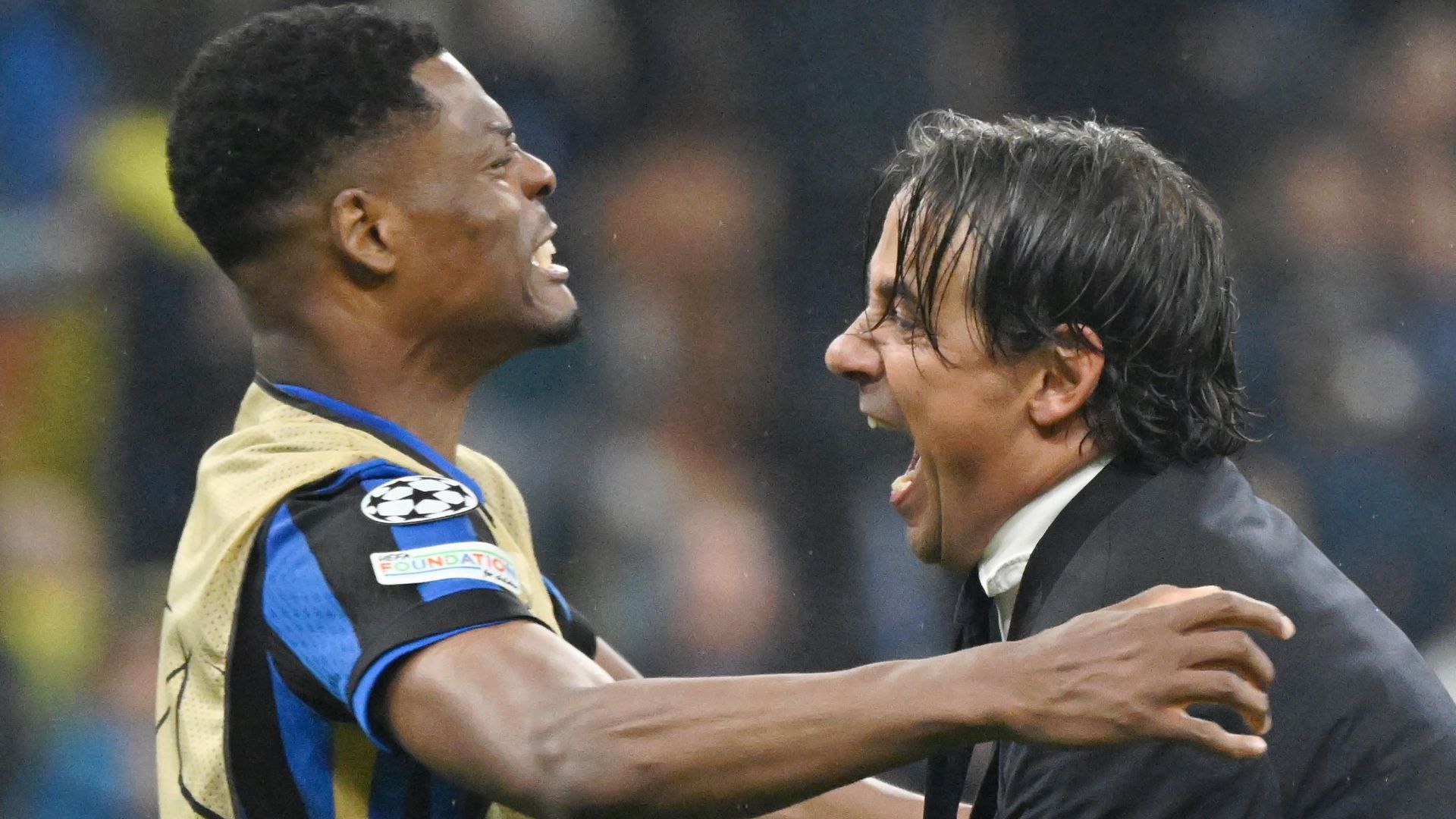 Denzel Dumfries and Inter-Coach Simone Inzaghi celebrating victory over Barcelona