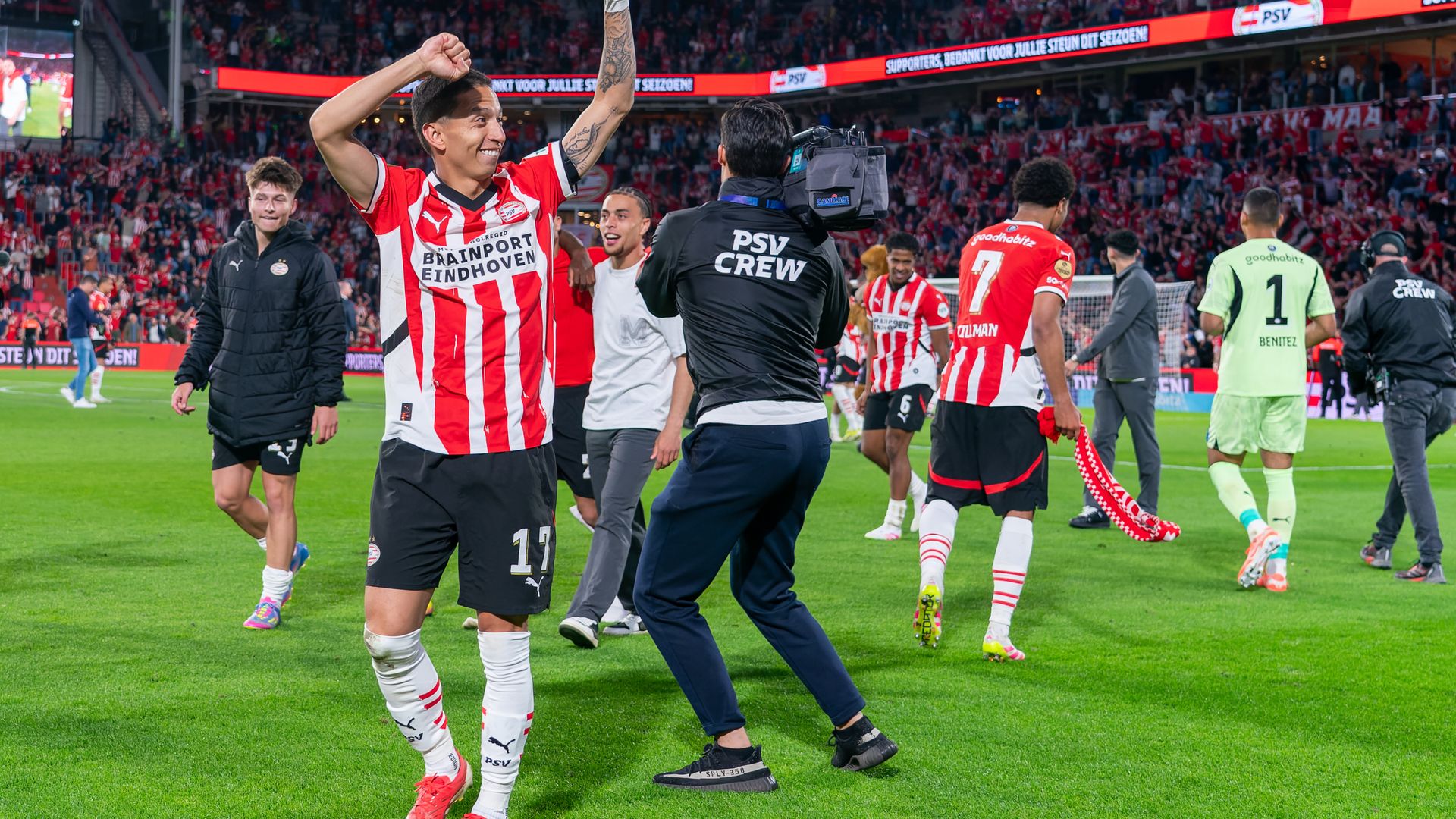 Mauro Junior celebrating PSV's Eredivisie title win