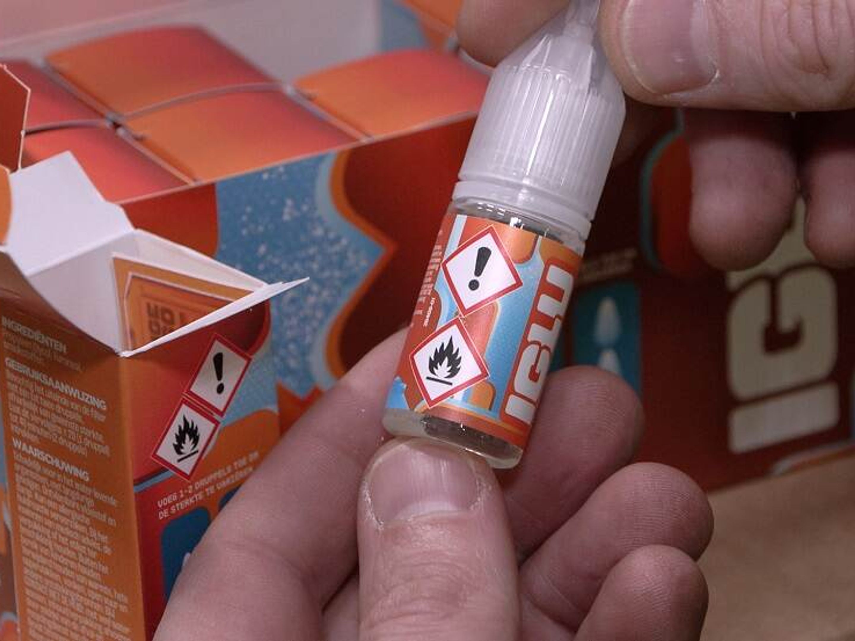 NVWA vindt 70.000 flesjes met illegale smaakjes voor vapes