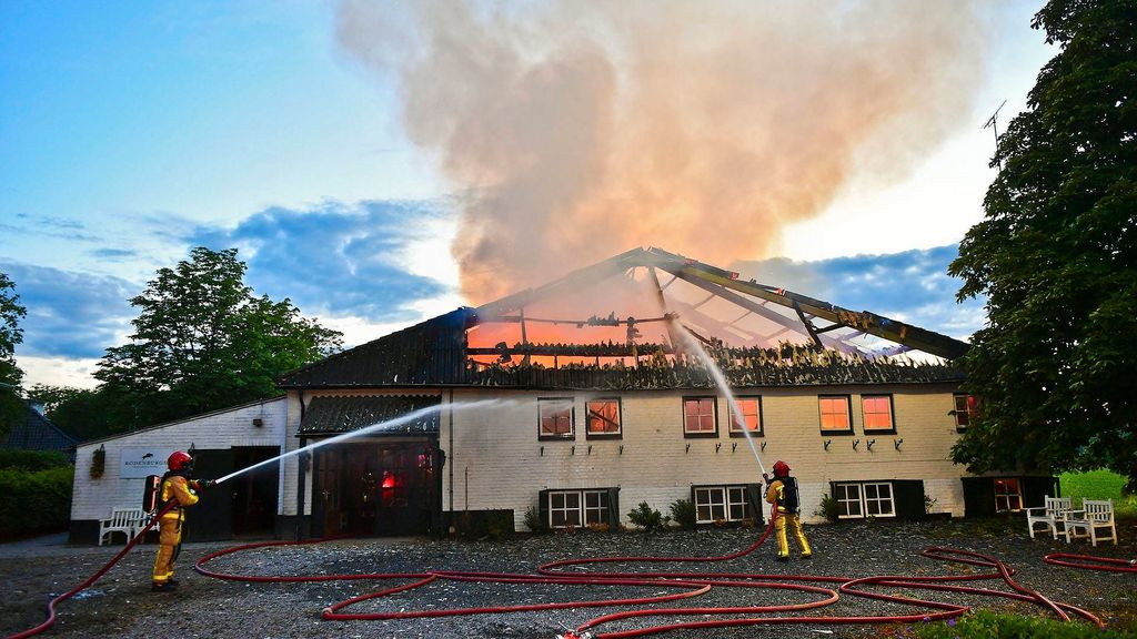 Paarden gered bij grote brand in manege