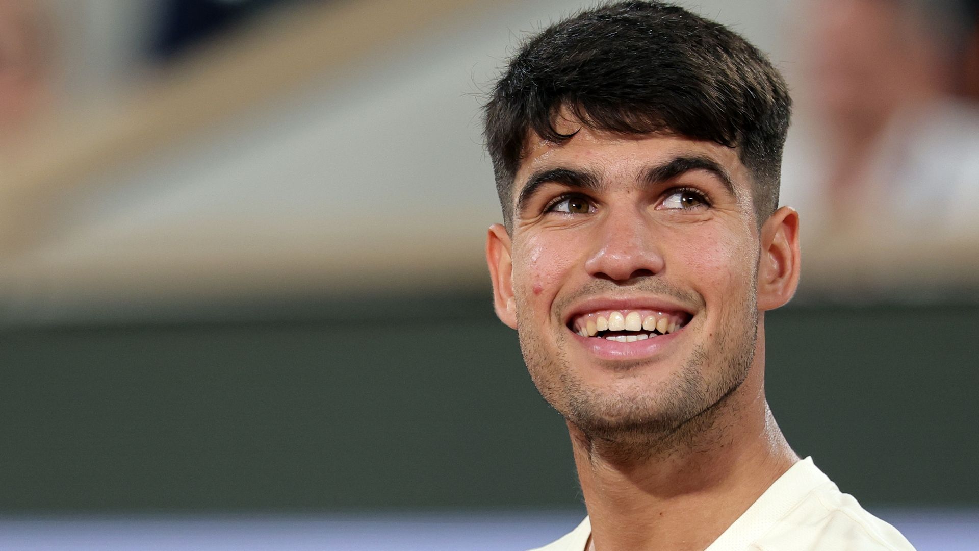 Carlos alcaraz laughs on Court Philippe-Chatrier