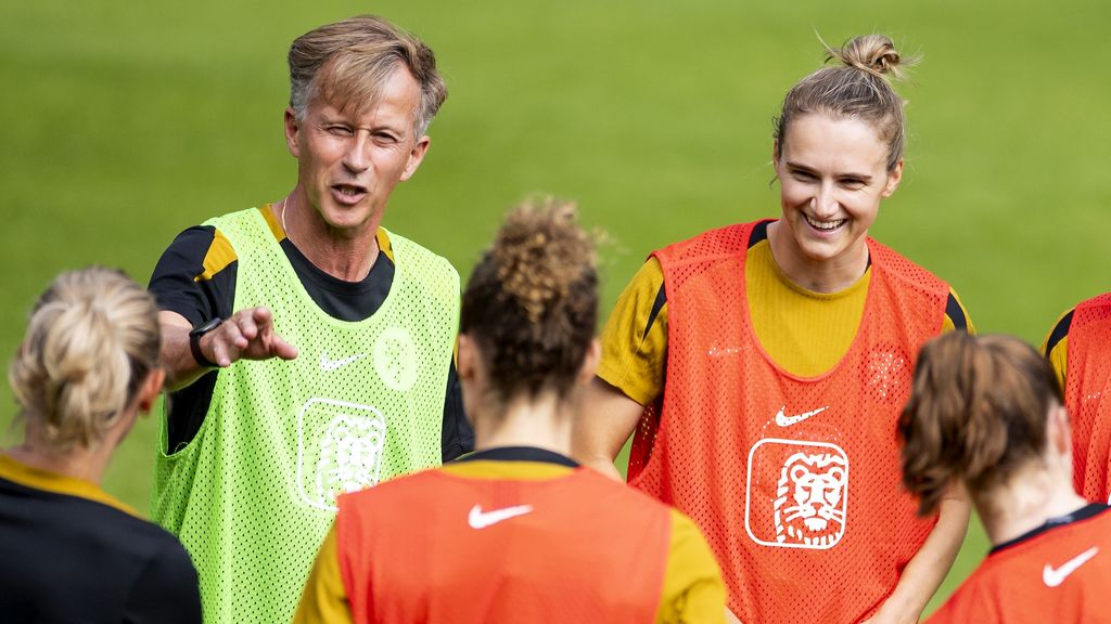 Jonker addresses the Oranje players