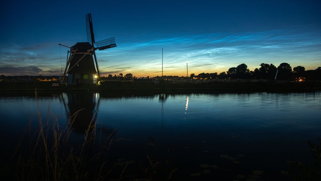 Lichtende nachtwolken te zien boven Nederland