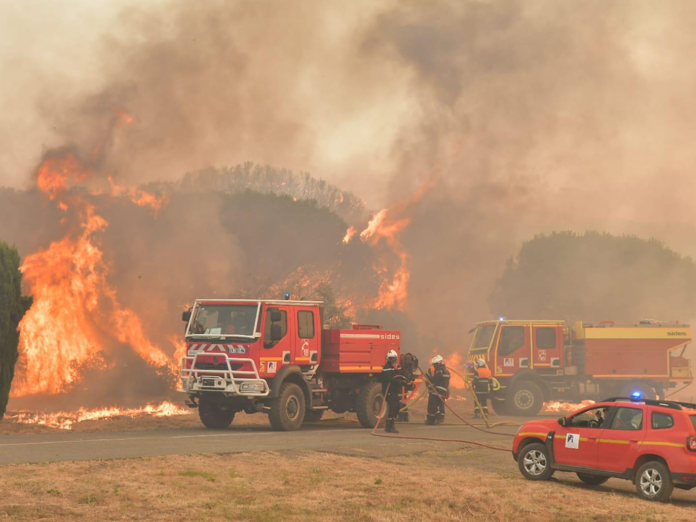 Brandweerlieden zetten alles op alles om de vuurhaard te bestrijden