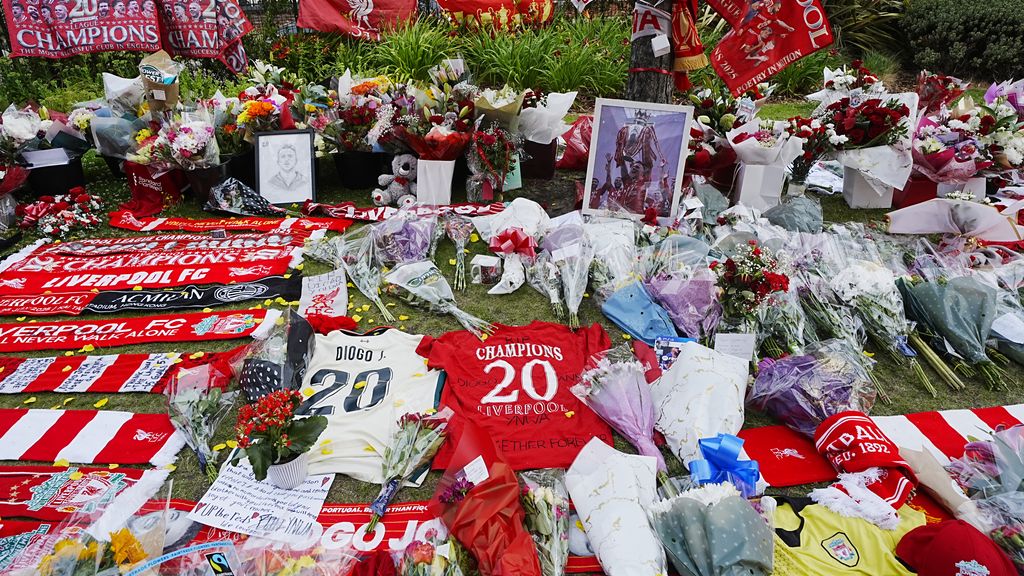 Het eerbetoon  van de Liverpool-fans aan Diogo Jota op Anfield