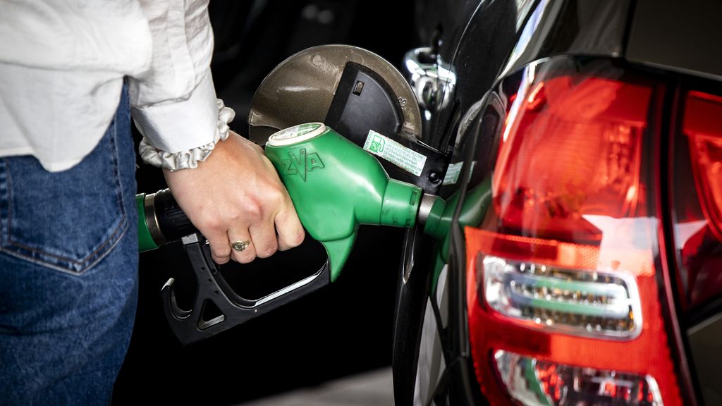 Biobrandstoffen stoten tot tien keer minder CO2 uit dan fossiele brandstoffen, maar door fraude is die verhouding veel minder gunstig. Biobrandstoffen stoten tot tien keer minder CO2 uit dan fossiele brandstoffen, maar door fraude is die verhouding veel minder gunstig.