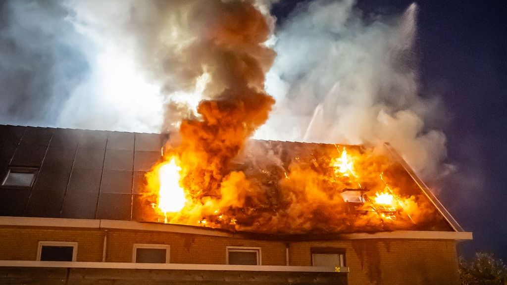 Foto: Grote brand in Rotterdam veroorzaakt door fakkel, tieners aangehouden