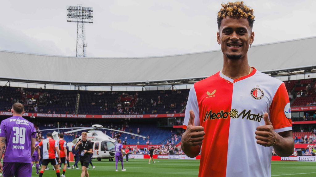 Feyenoord presenteert Borges, die als verrassing uit helikopter komt op Open Dag