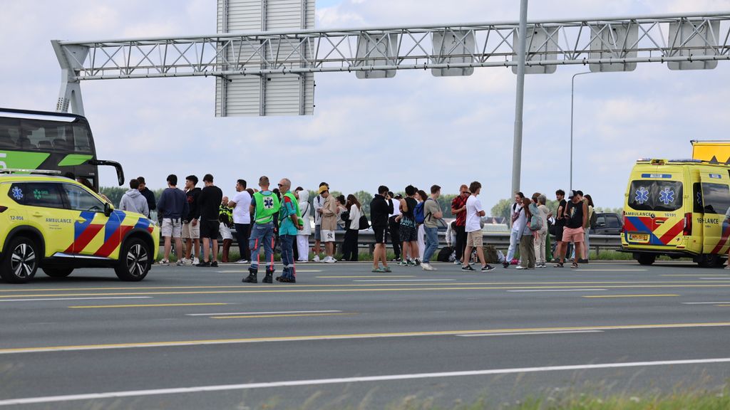 Gewonden bij ongeluk met bussen van Flixbus op A4 bij Nieuw-Vennep