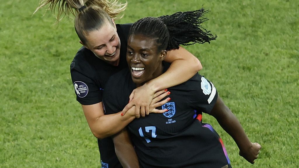 Wiegman met Engeland opnieuw naar EK-finale na ontsnapping tegen Italië