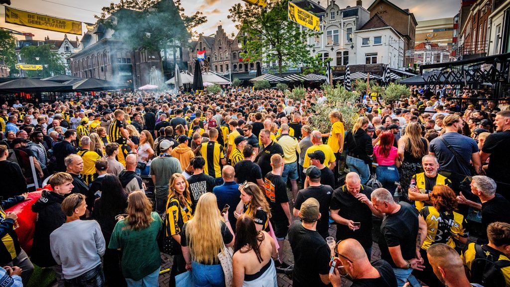 Honderden supporters steunen noodlijdend Vitesse in centrum Arnhem