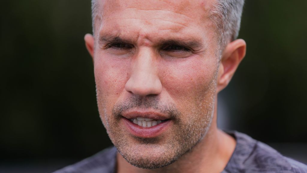 Van Persie onverstoorbaar in de duiventil De Kuip: 'Ik weet hoe het werkt'