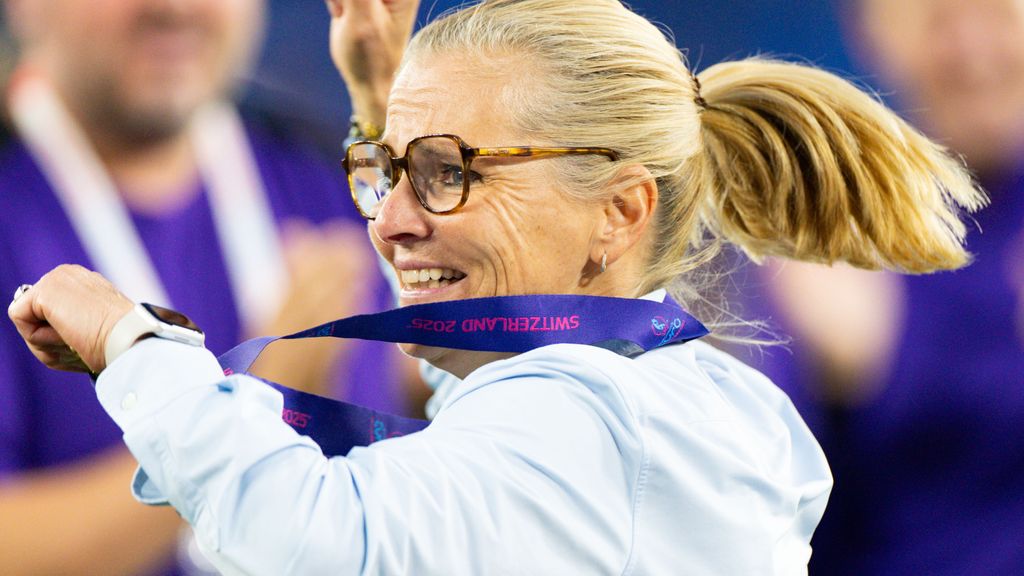 Kritiek maakt plaats voor lof in Engelse media: 'Wiegman onbetwiste koningin van coachen'