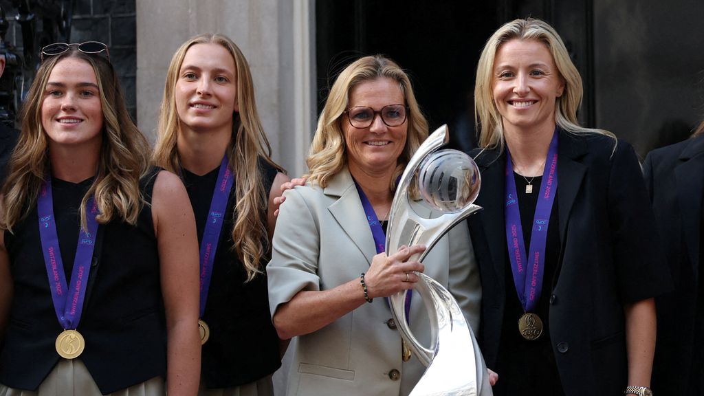 Wiegman met Engelse selectie op bezoek op 10 Downing Street, dinsdag met bus door Londen