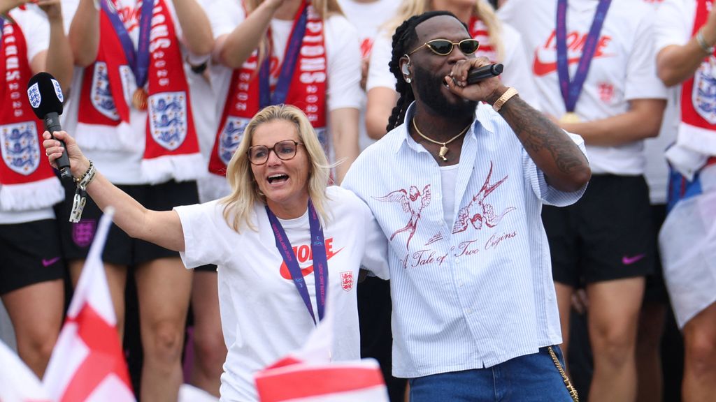 Wiegman danst met Burna Boy en prijst teamgeest Engeland: 'Maakte het verschil'