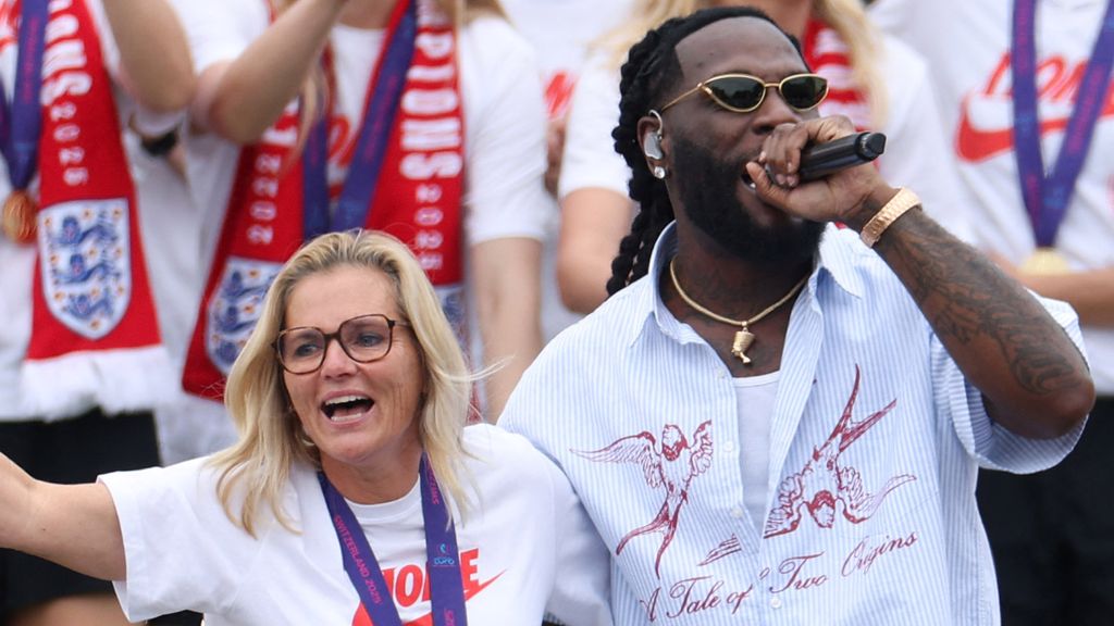 Wiegman danst met Burna Boy en prijst teamgeest Engeland: 'Maakte het verschil'