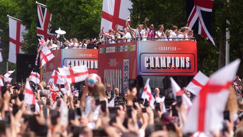 Nederlandse enclave van Engels kampioensteam heeft tranen in ogen bij huldiging in Londen