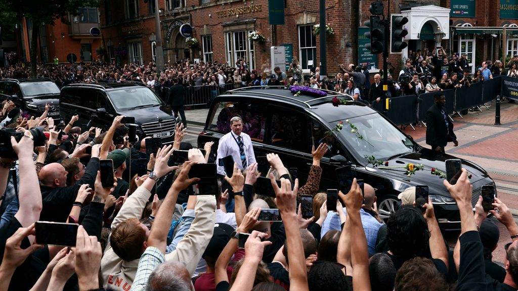Massaal eerbetoon voor Ozzy Osbourne bij rouwstoet door Birmingham
