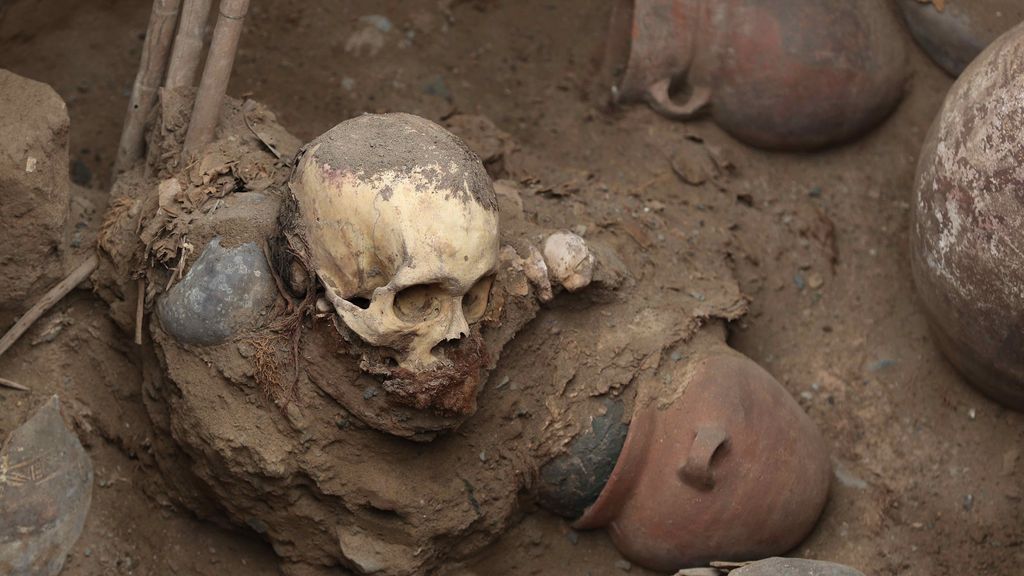 Arbeiders Peru vinden graf met resten van 1000 jaar oud